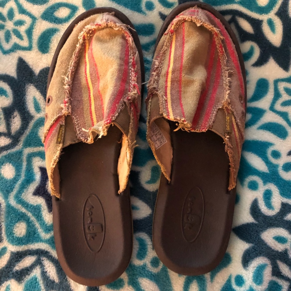 Sanuk slip on size 6